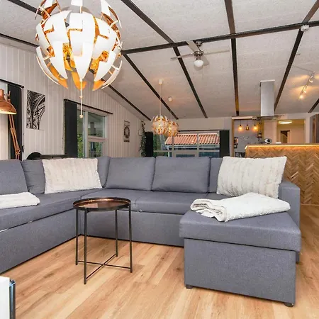 12 Person In Glesborg-by Traum